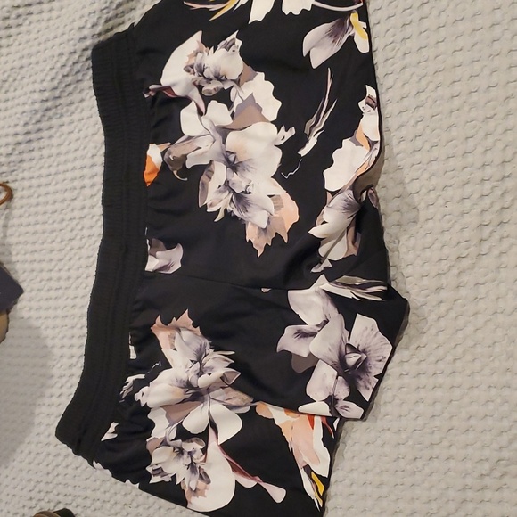 Athleta black floral running shorts M (40) - Picture 3 of 4